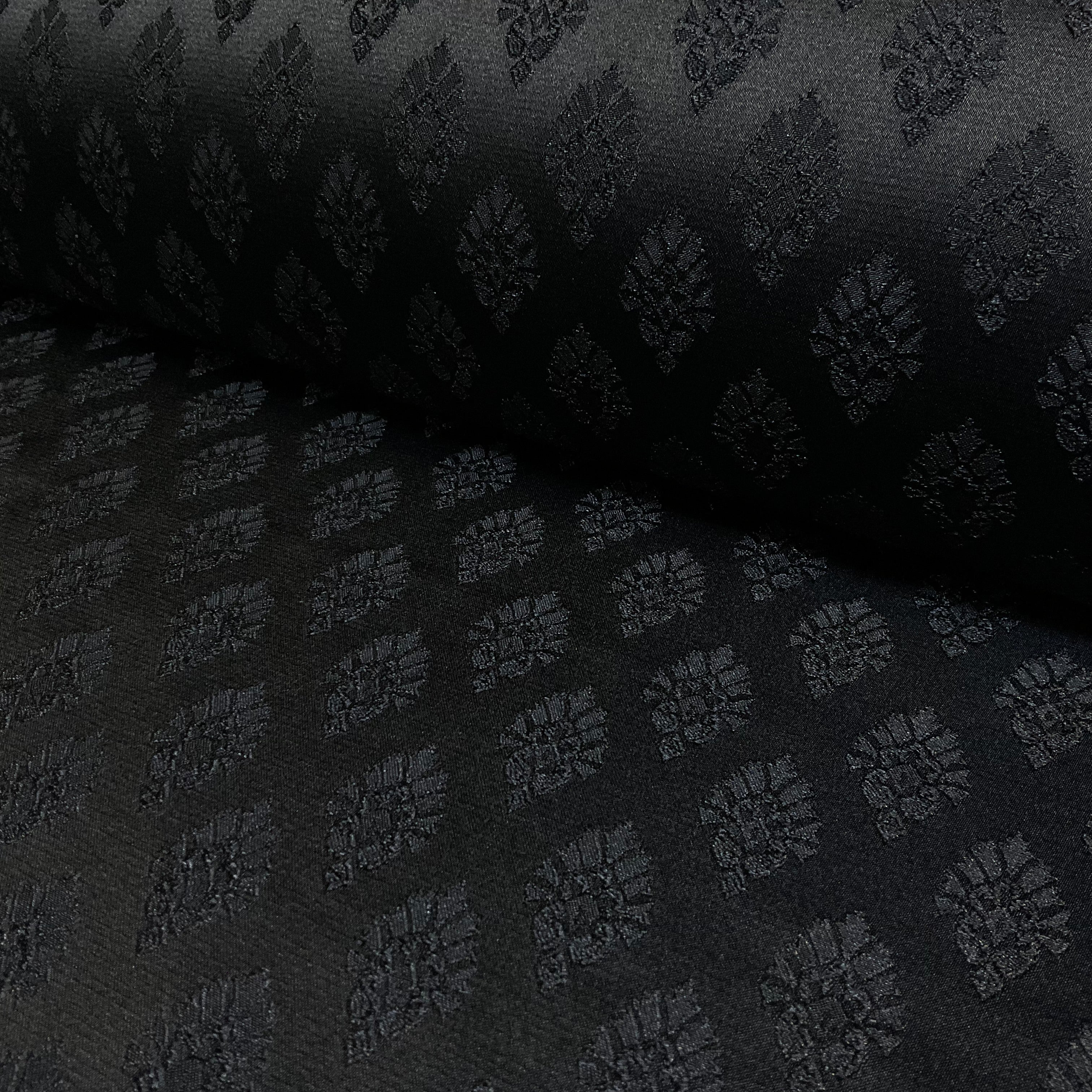 Ornamental jacquard brocade ideal for jackets waistcoats 142cm wide dress fabric M2075