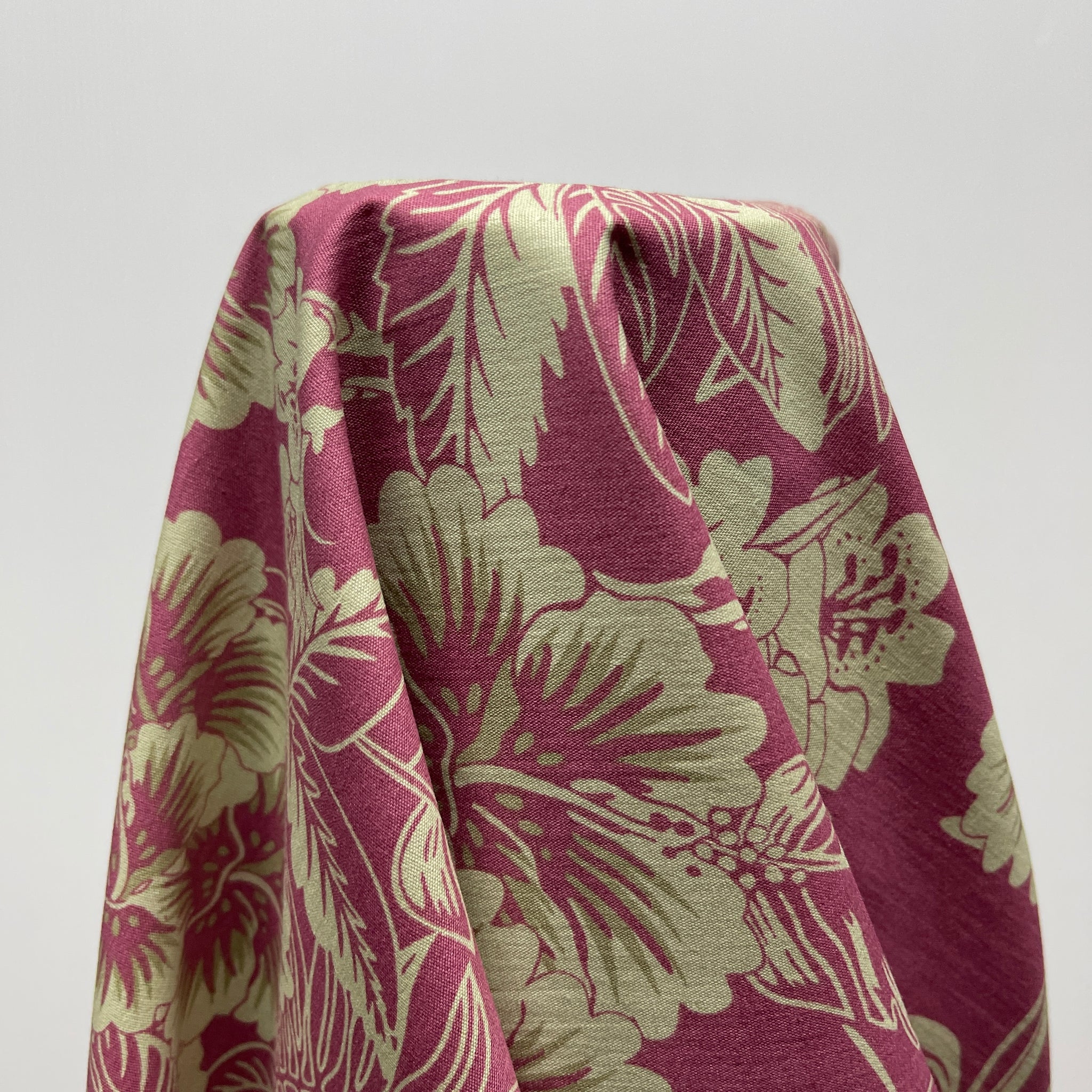Large Vintage Floral 100% cotton printed fabric 150cm wide M1738