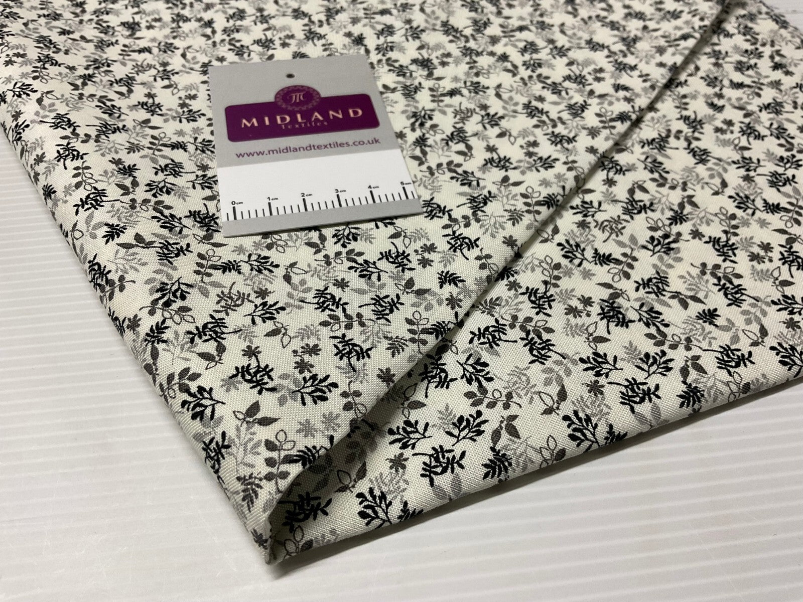 £5.99 Ivory Floral Autumn Stof Crafting 100% Cotton Fabric Sold by Metre M1935