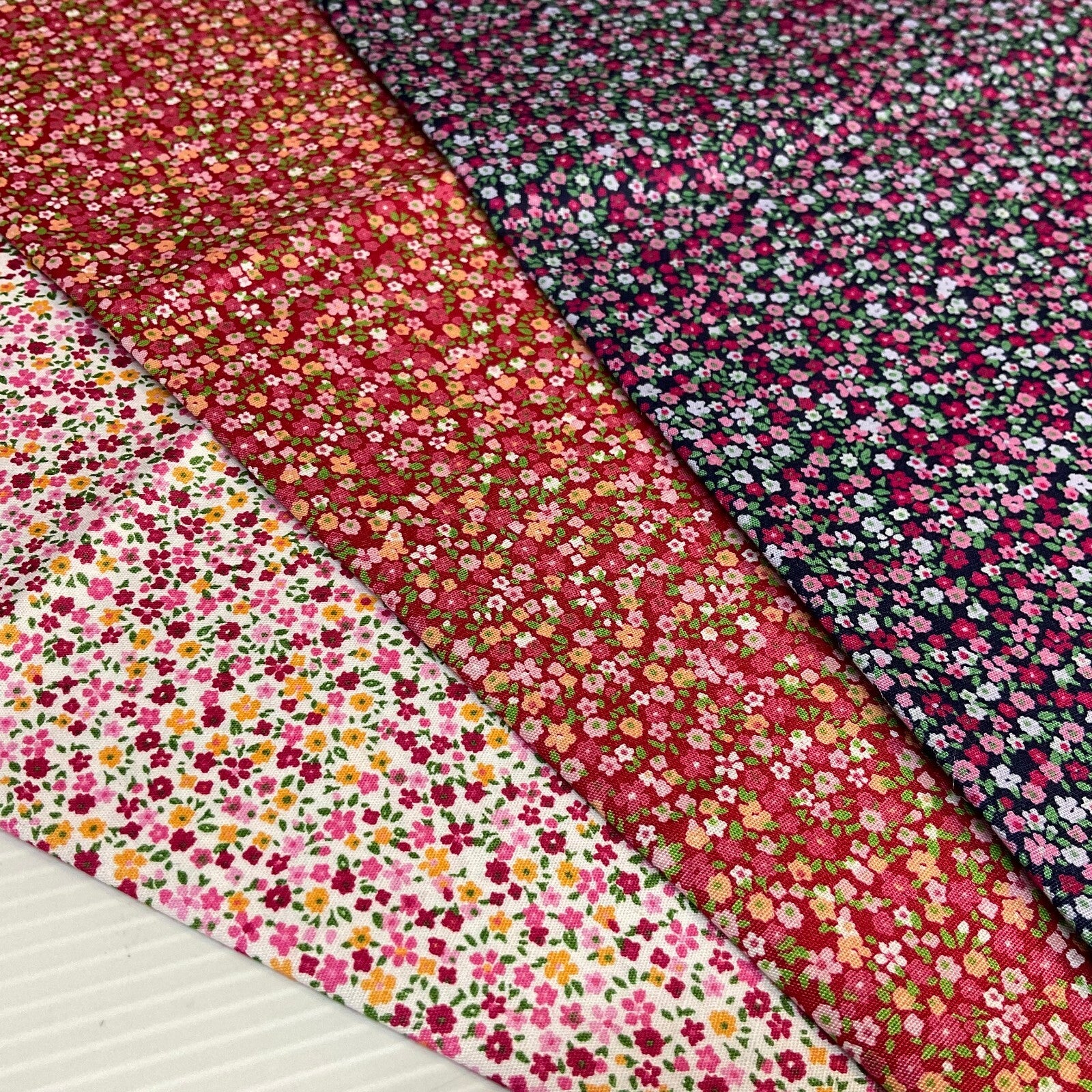 £5.99 Peony small floral Cotton Poplin dress Fabric sold by the meter M1904