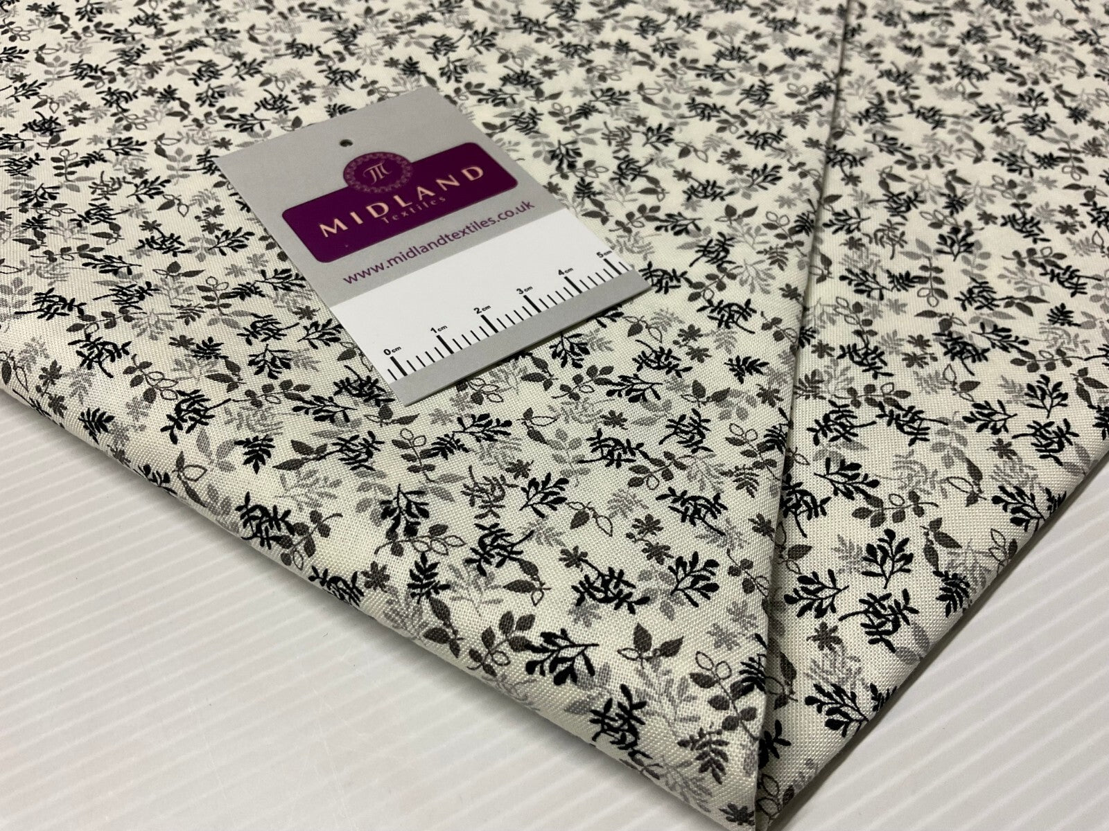 £5.99 Ivory Floral Autumn Stof Crafting 100% Cotton Fabric Sold by Metre M1935