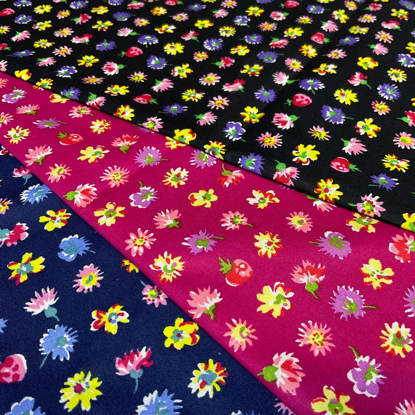 £5.99 Water Lily Floral Cotton Poplin dress Fabric sold by the meter M1916