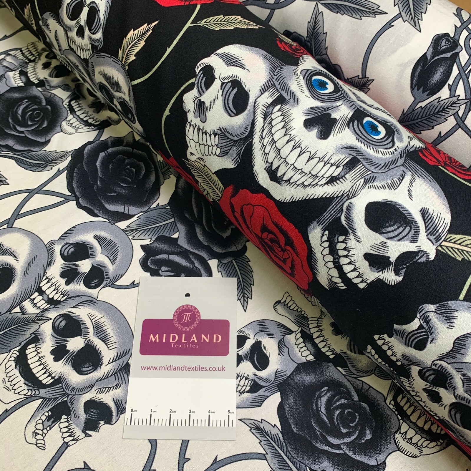 £5.99 Skull and roses printed 100% cotton poplin craft mask Fabric MD1399