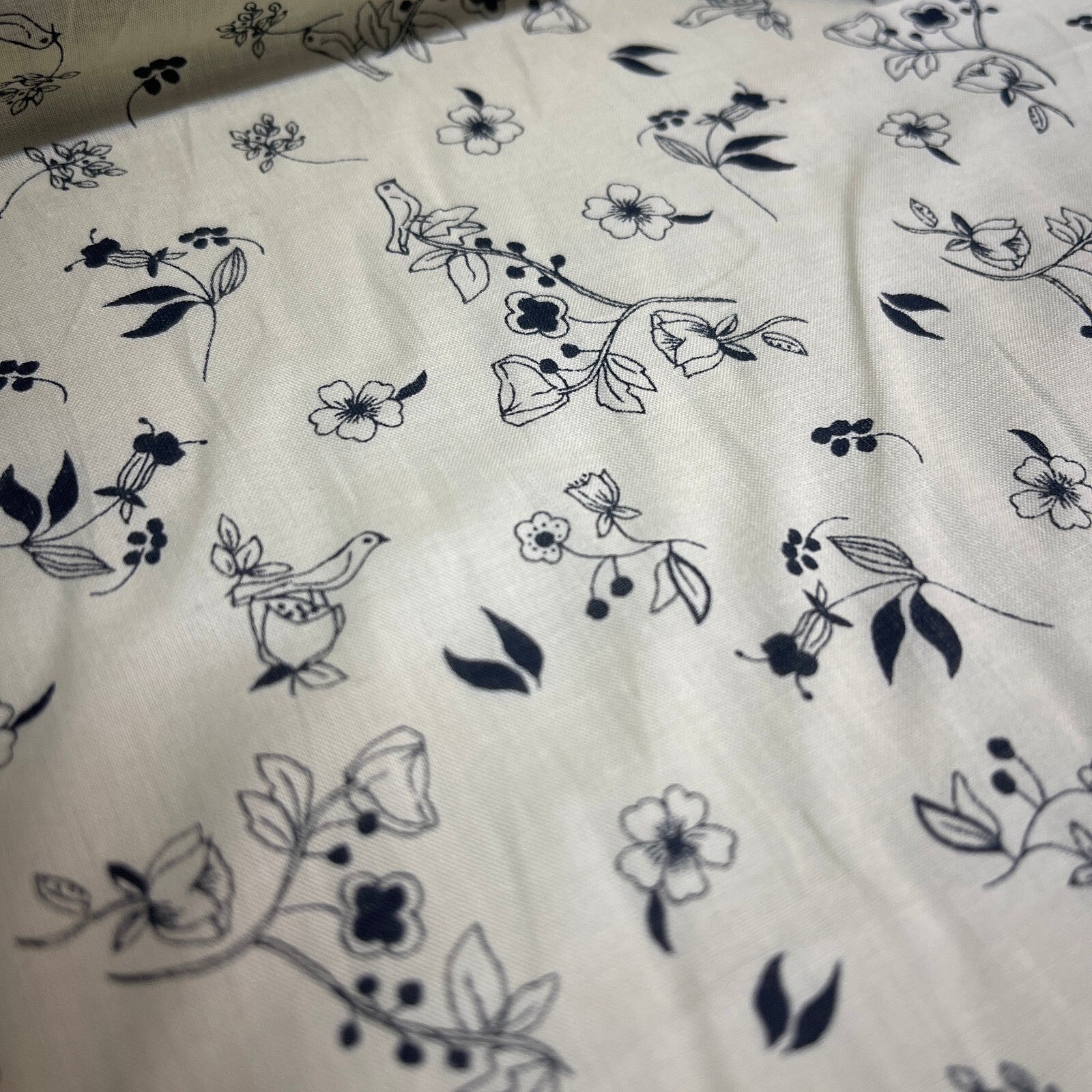 £5.99 Cream Bird Floral  100% Cotton Dress fabric M1400-49 Mtex