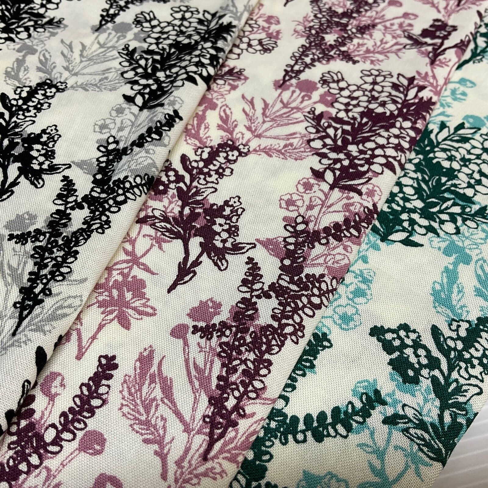 Floral Autumn Leaves Stof Crafting 100% Cotton Fabric Sold by Metre M1927