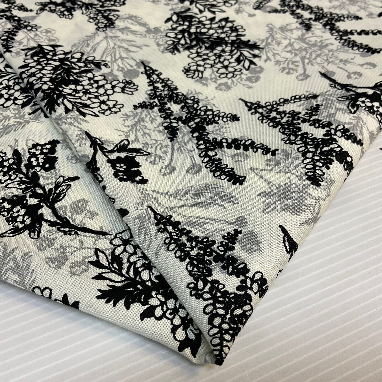 Floral Autumn Leaves Stof Crafting 100% Cotton Fabric Sold by Metre M1927