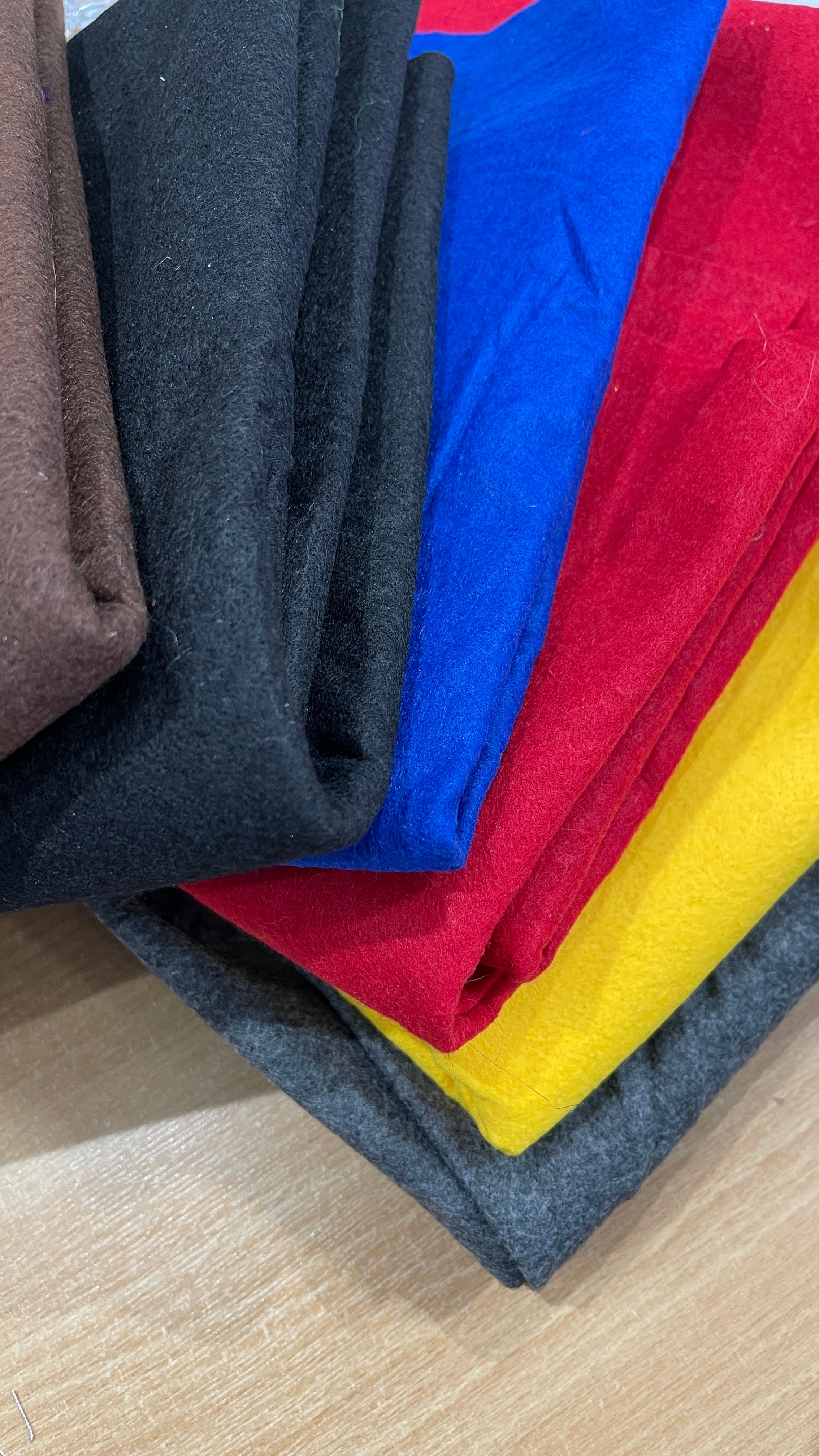 Plain Felt 1KG Assorted colours & sizes remenant pieces Craft Fabric M1976