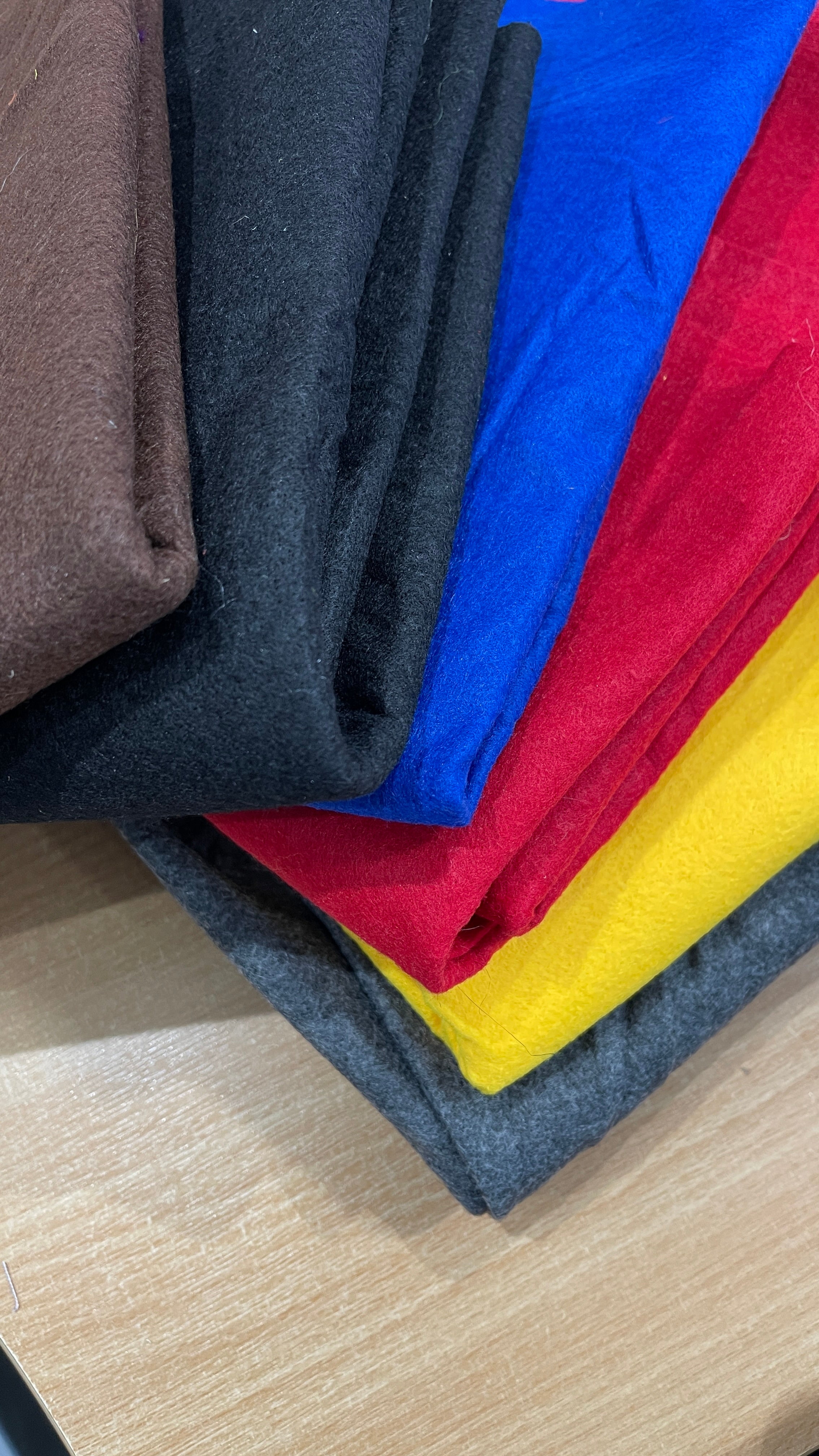 Plain Felt 1KG Assorted colours & sizes remenant pieces Craft Fabric M1976