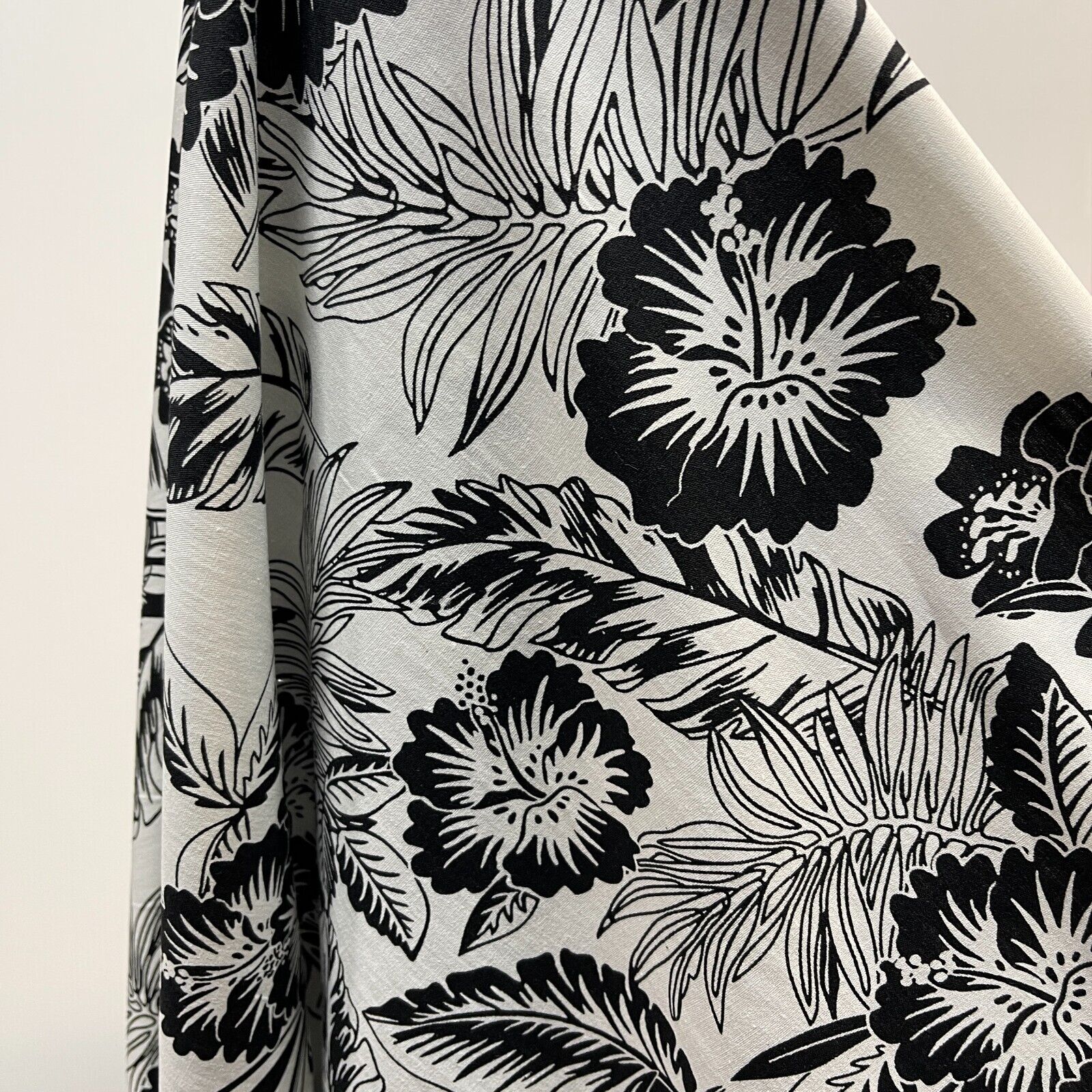 Large Vintage Floral 100% cotton printed fabric 150cm wide M1738