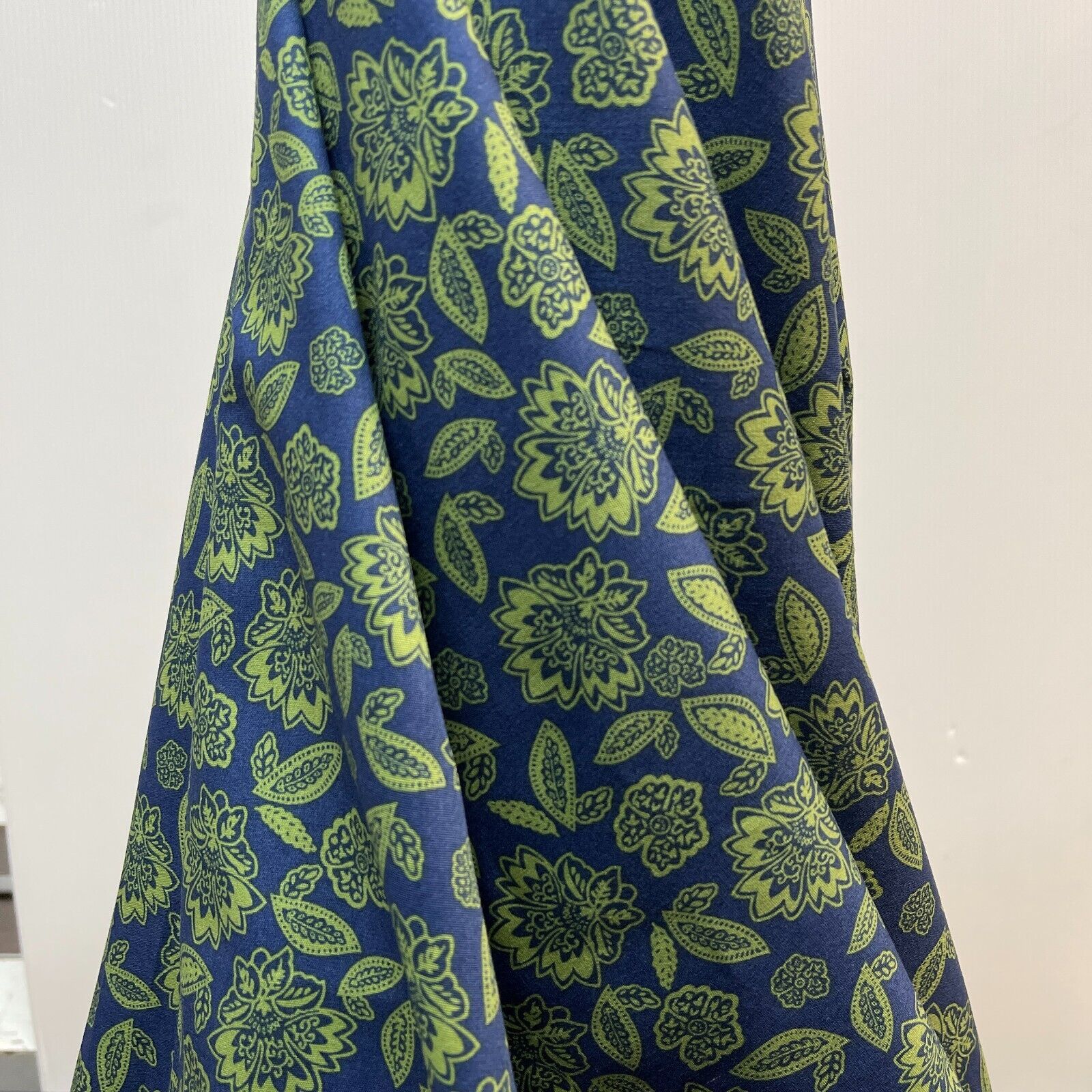 Vintage Floral 100% cotton printed dress craft fabric 150cm wide M1737