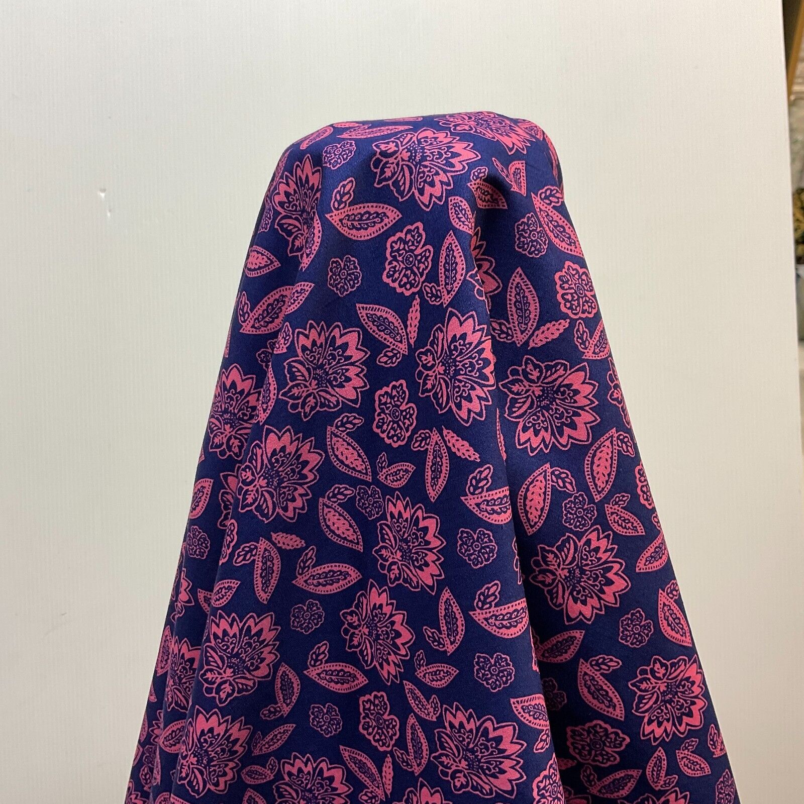 Vintage Floral 100% cotton printed dress craft fabric 150cm wide M1737