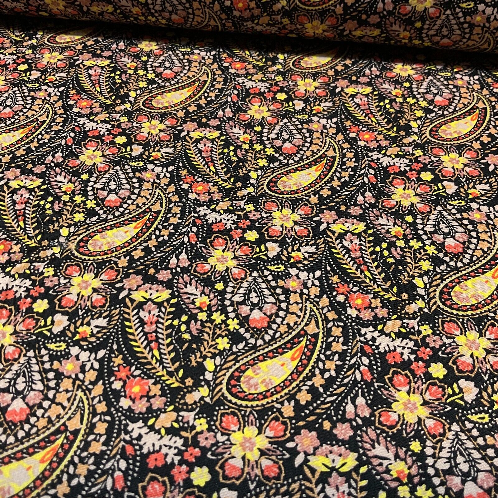 Vintage Paisley 100% cotton Poplin printed dress craft fabric 112cm wide M1744