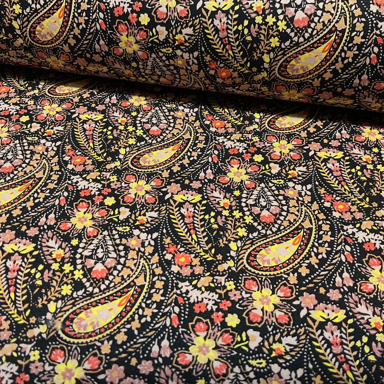Vintage Paisley 100% cotton Poplin printed dress craft fabric 112cm wide M1744