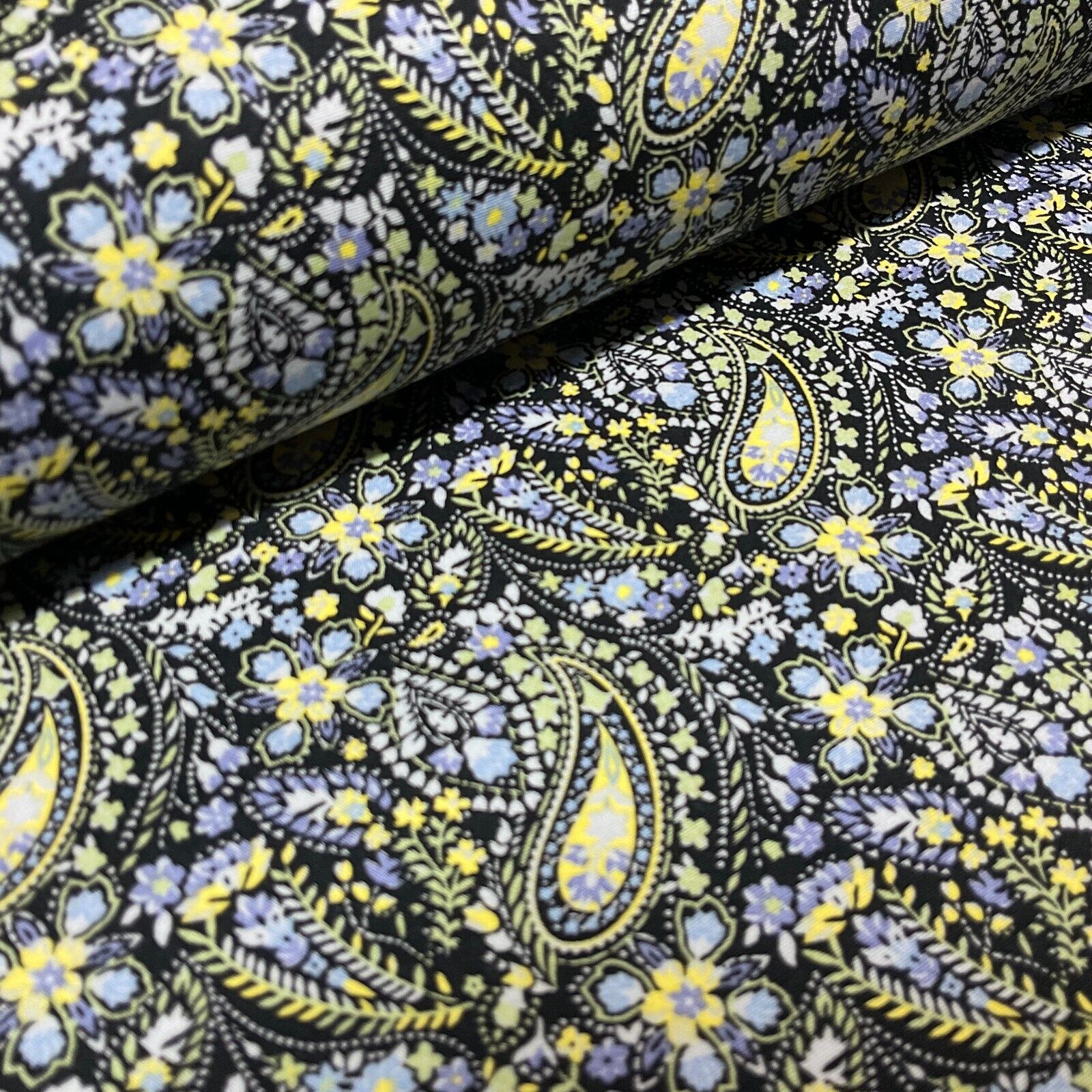 Vintage Paisley 100% cotton Poplin printed dress craft fabric 112cm wide M1744